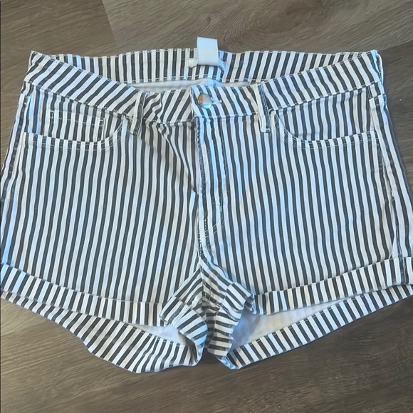 H&M Black and White Jean Shorts Comfortable Fit - Picture 1 of 3